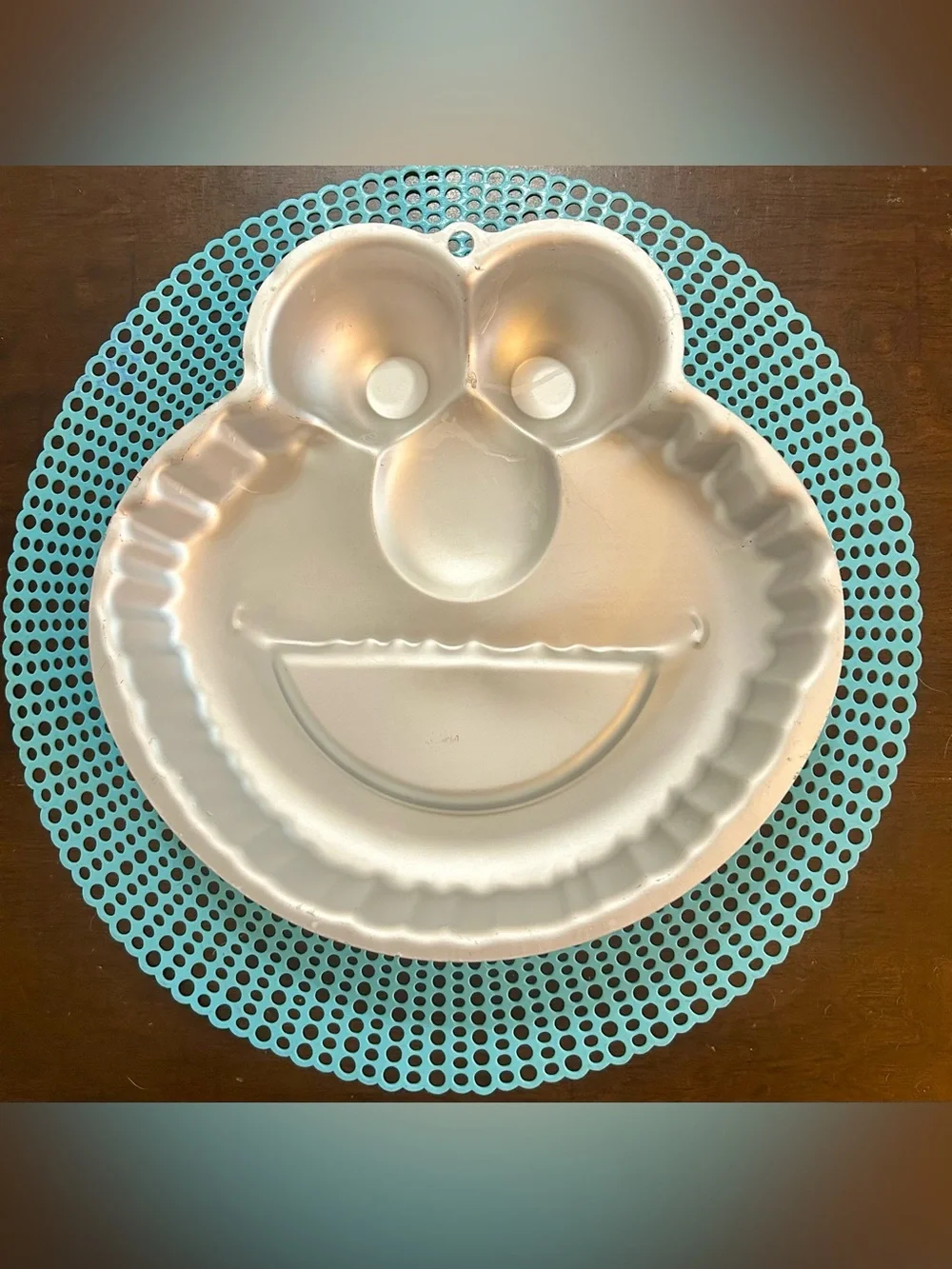 2013 Wilton Sesame Street- Elmo Face Cake Pan Aluminum 2105-3461